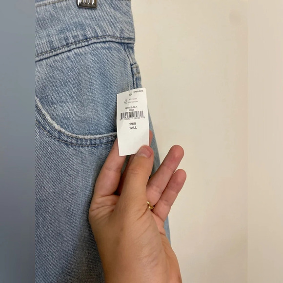 NWT GAP|| Mom Jean High Rise,Size 29 - Picture 6 of 10
